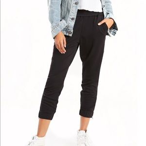 Levi’s black jet set taper jogger